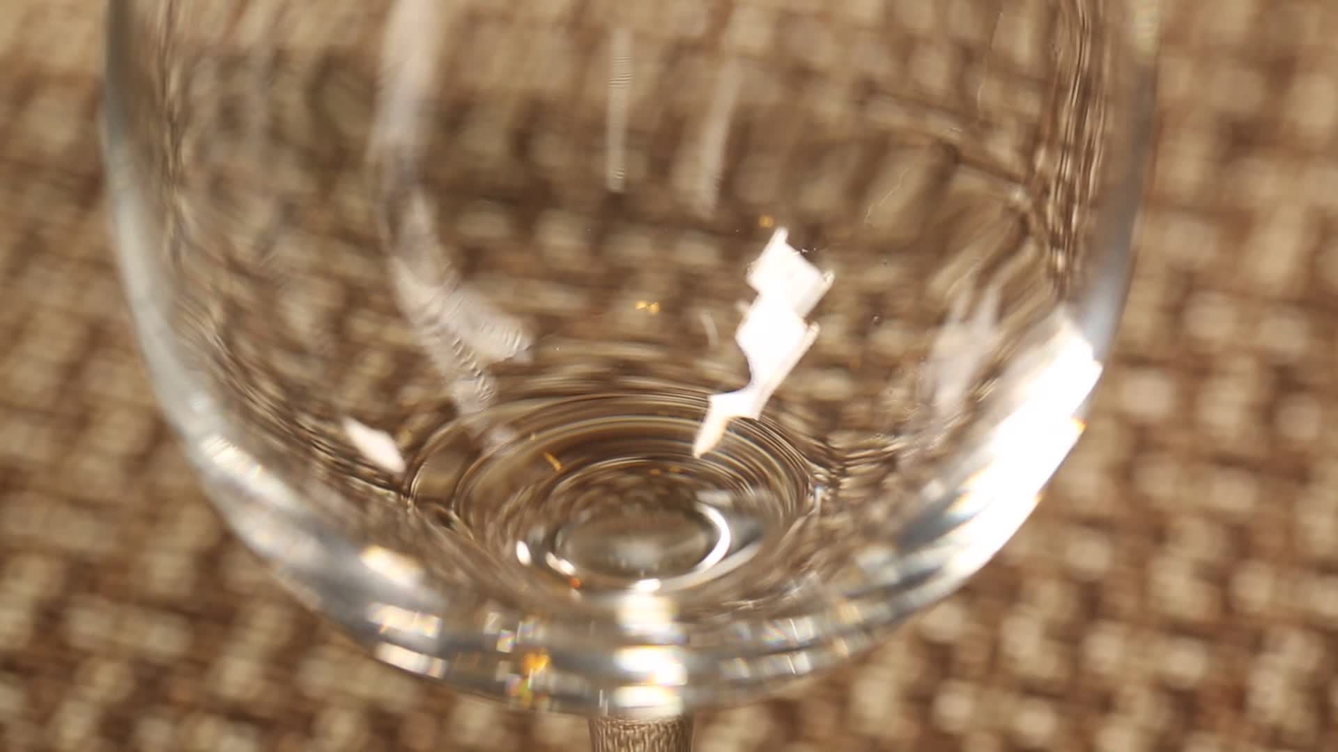 镜头合集高脚杯玻璃杯倒水视频的预览图