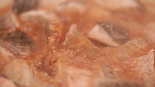 镜头合集腐乳炖鱼腐乳烧鱼块视频的预览图