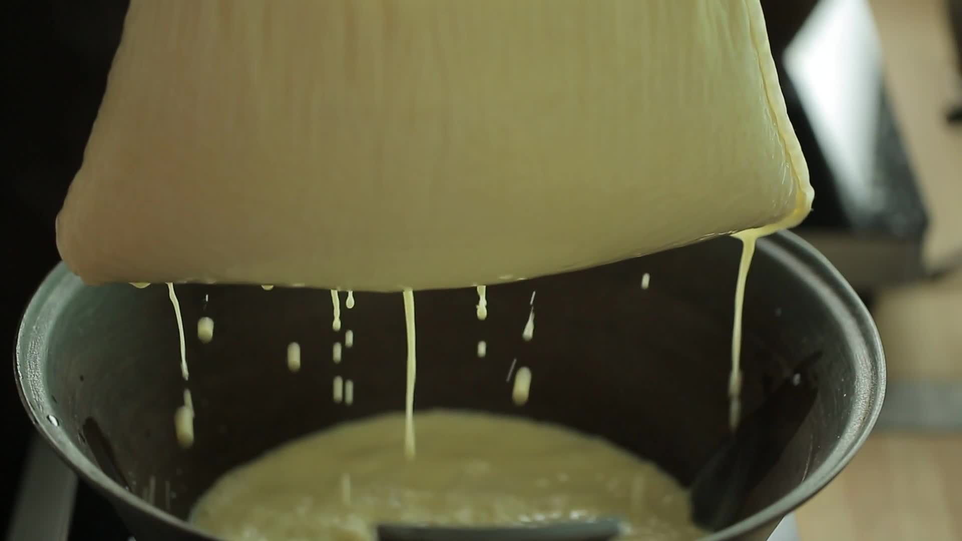 镜头合集过滤豆浆里的豆渣视频的预览图