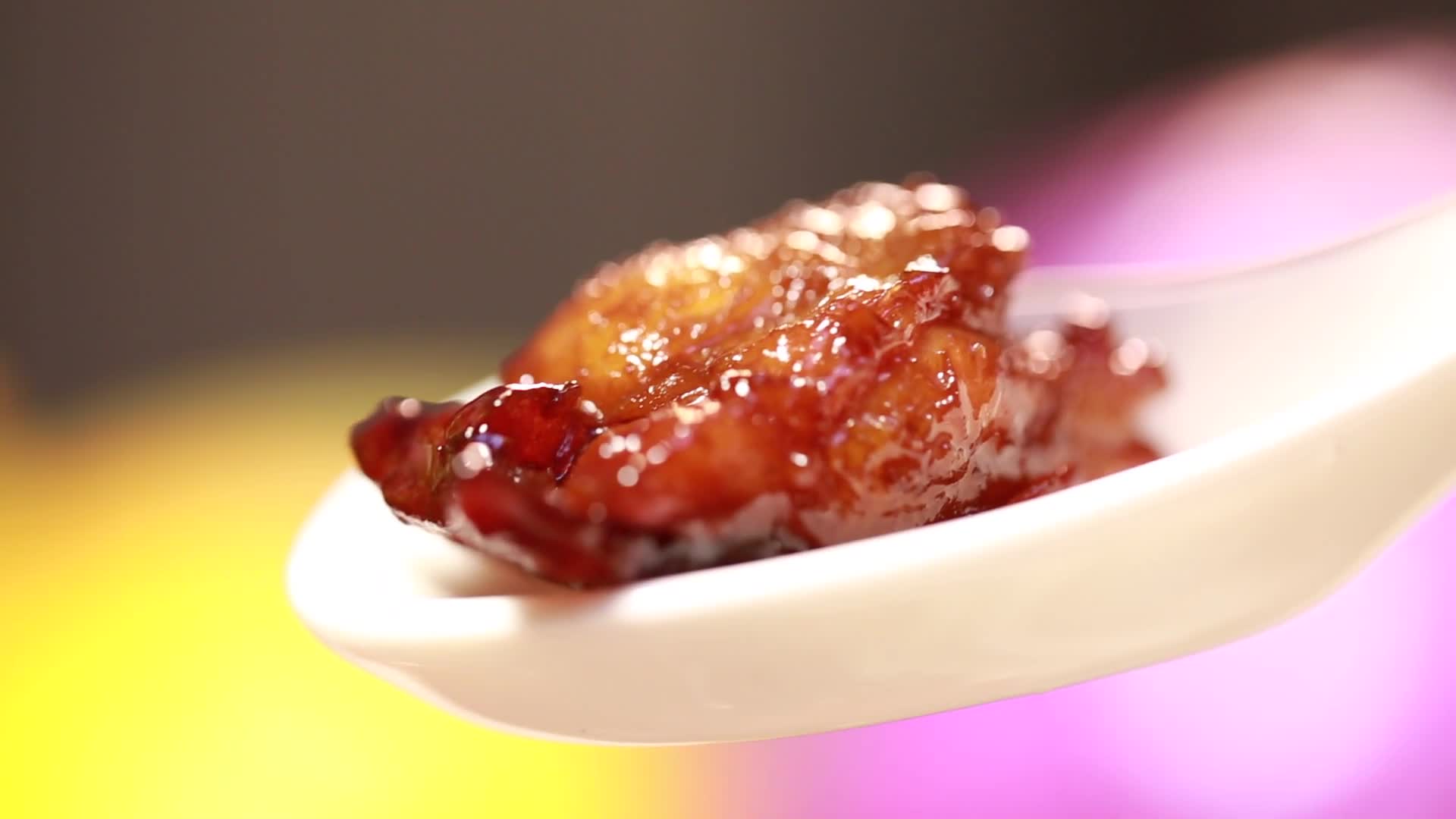 镜头合集筷子夹起一块多汁鸡肉视频的预览图