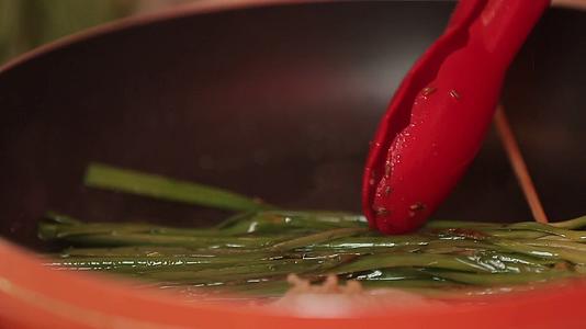 镜头合集烤金针菇烤韭菜烤时蔬视频的预览图