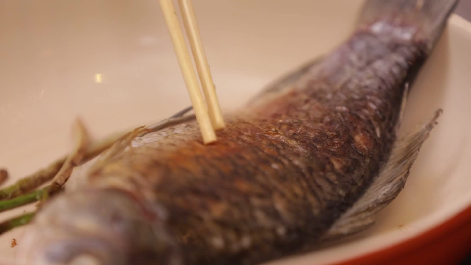 镜头合集煎鱼炖鱼汤视频的预览图