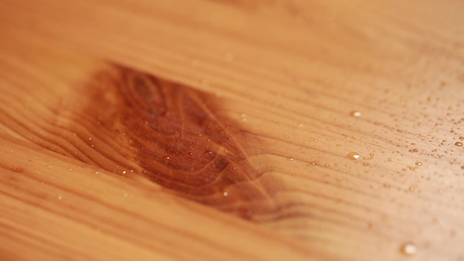 镜头合集木头纹理上的水滴洒水露水水汽视频的预览图