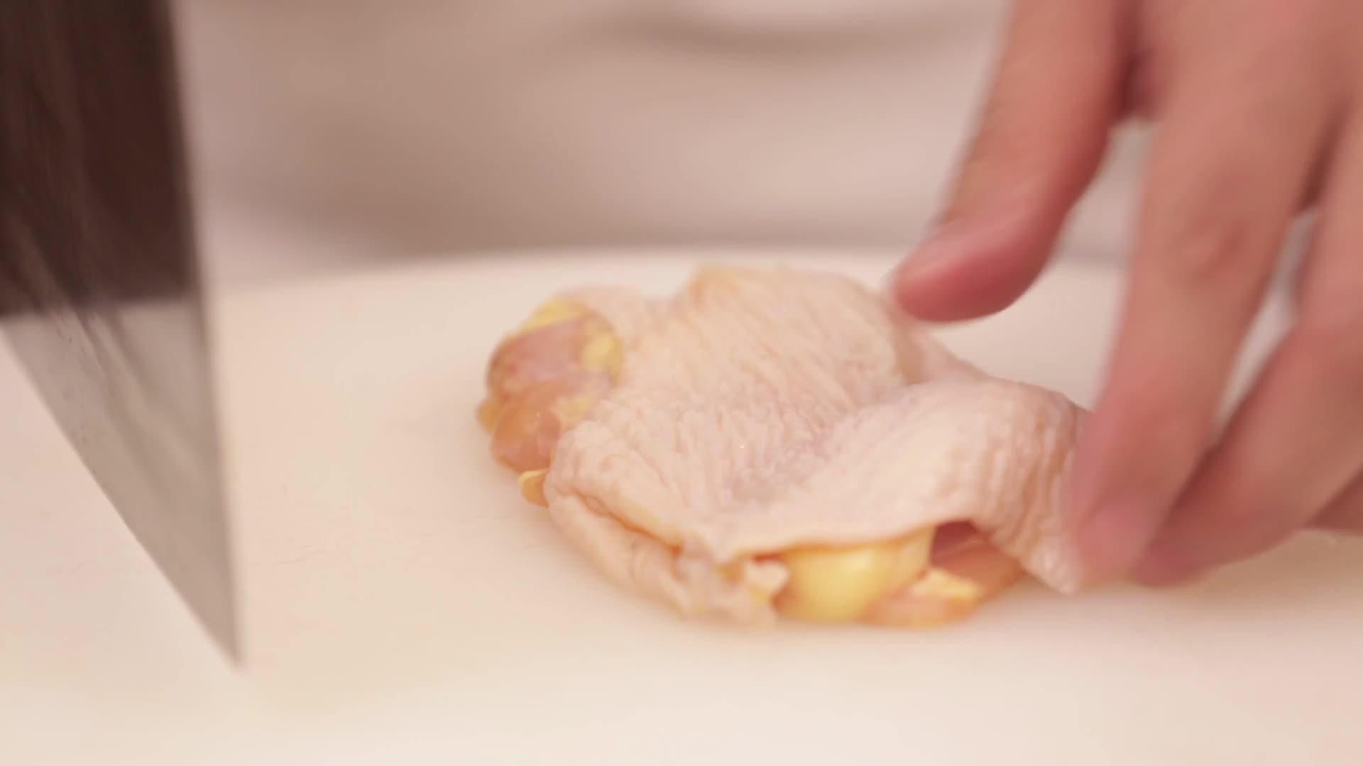 镜头合集切鸡腿肉腌制鸡肉粒视频的预览图