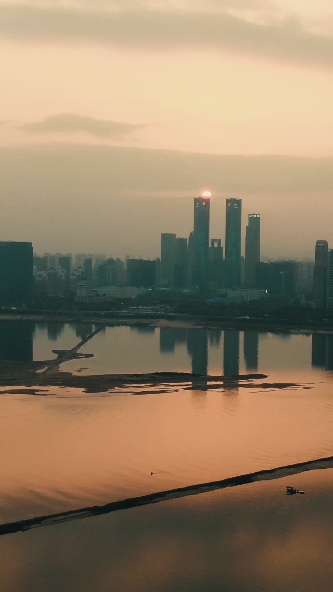 江西南昌红谷滩日落竖屏航拍视频的预览图