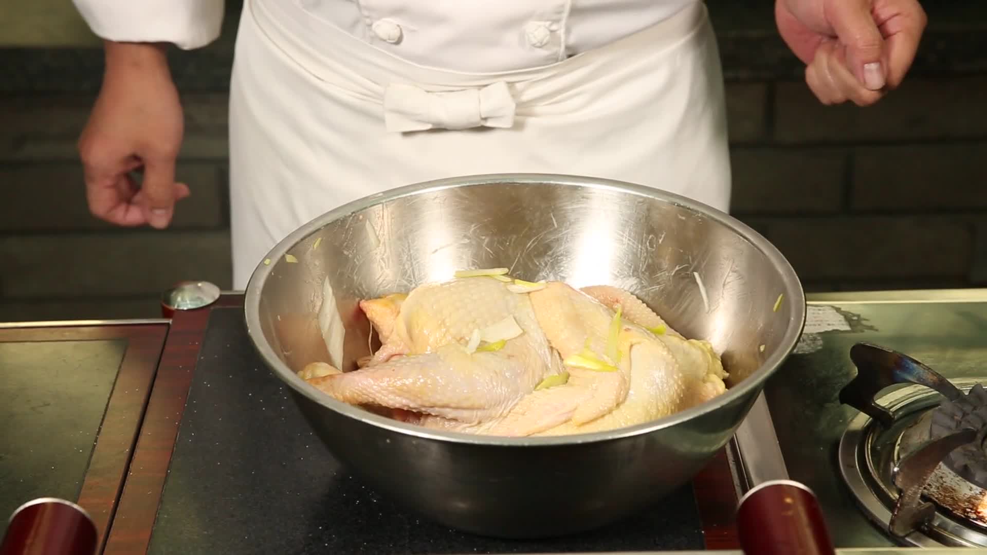 镜头合集清洗鸡肉腌制鸡肉视频的预览图