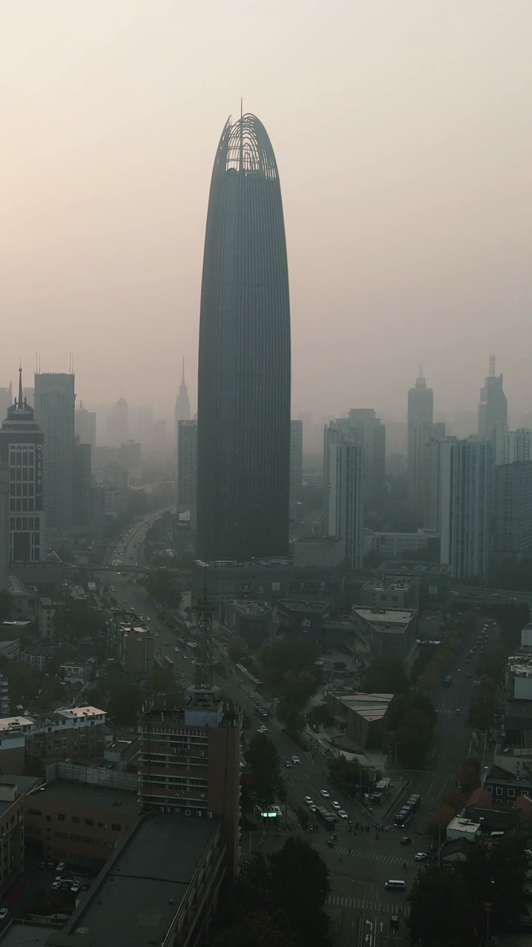 济南城市清晨迷雾竖屏航拍视频的预览图