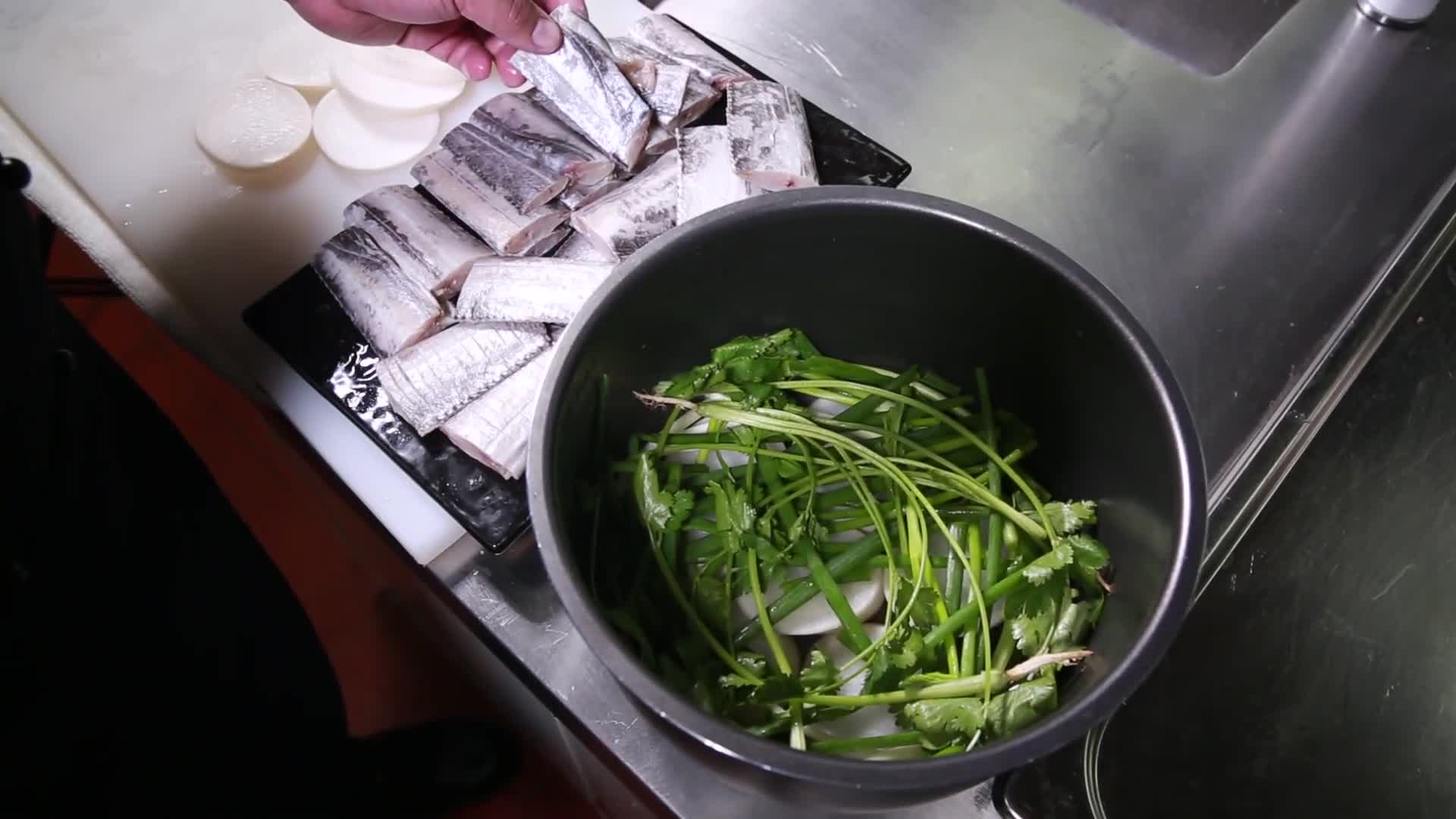 镜头合集香菜腌制带鱼去腥提香视频的预览图