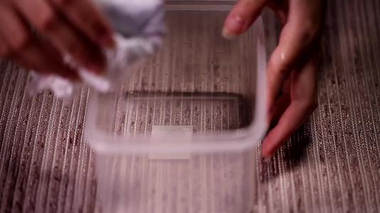镜头合集清水刷洗密封饭盒视频的预览图