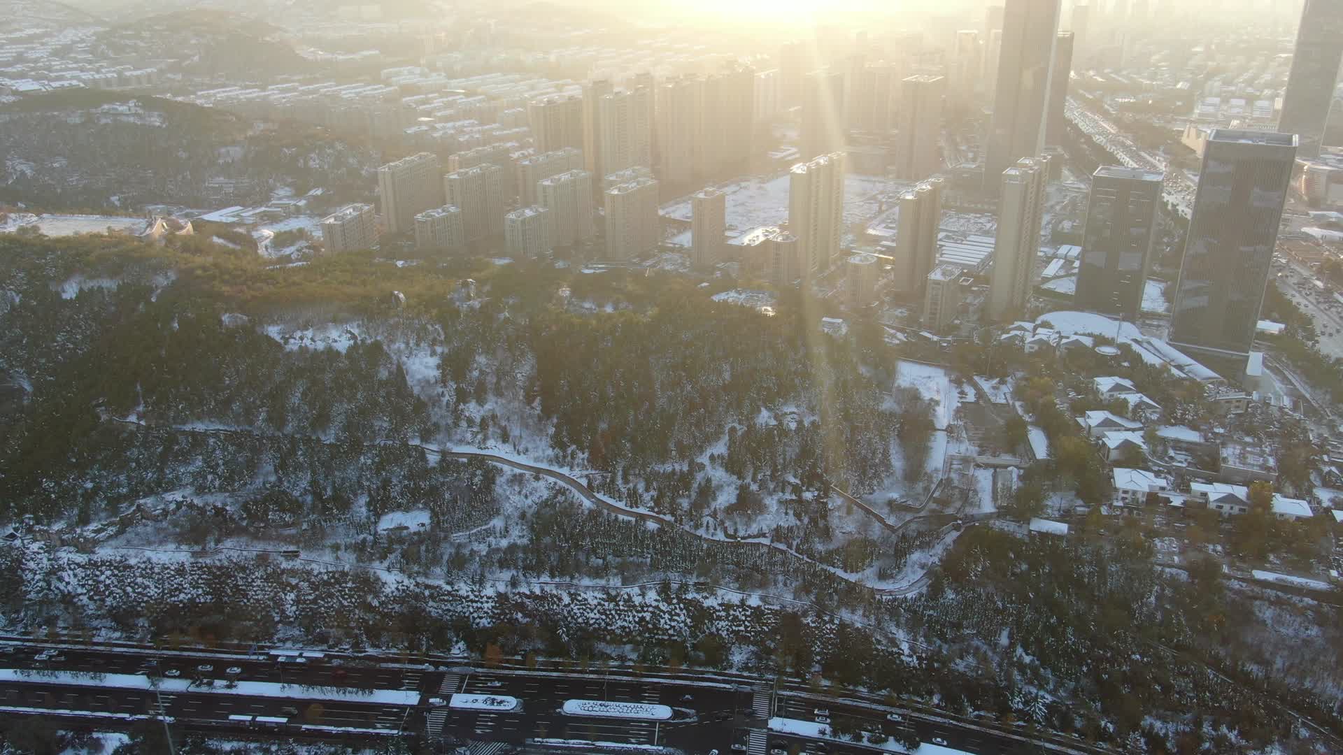 城市航拍山东济南冬天雪景视频的预览图