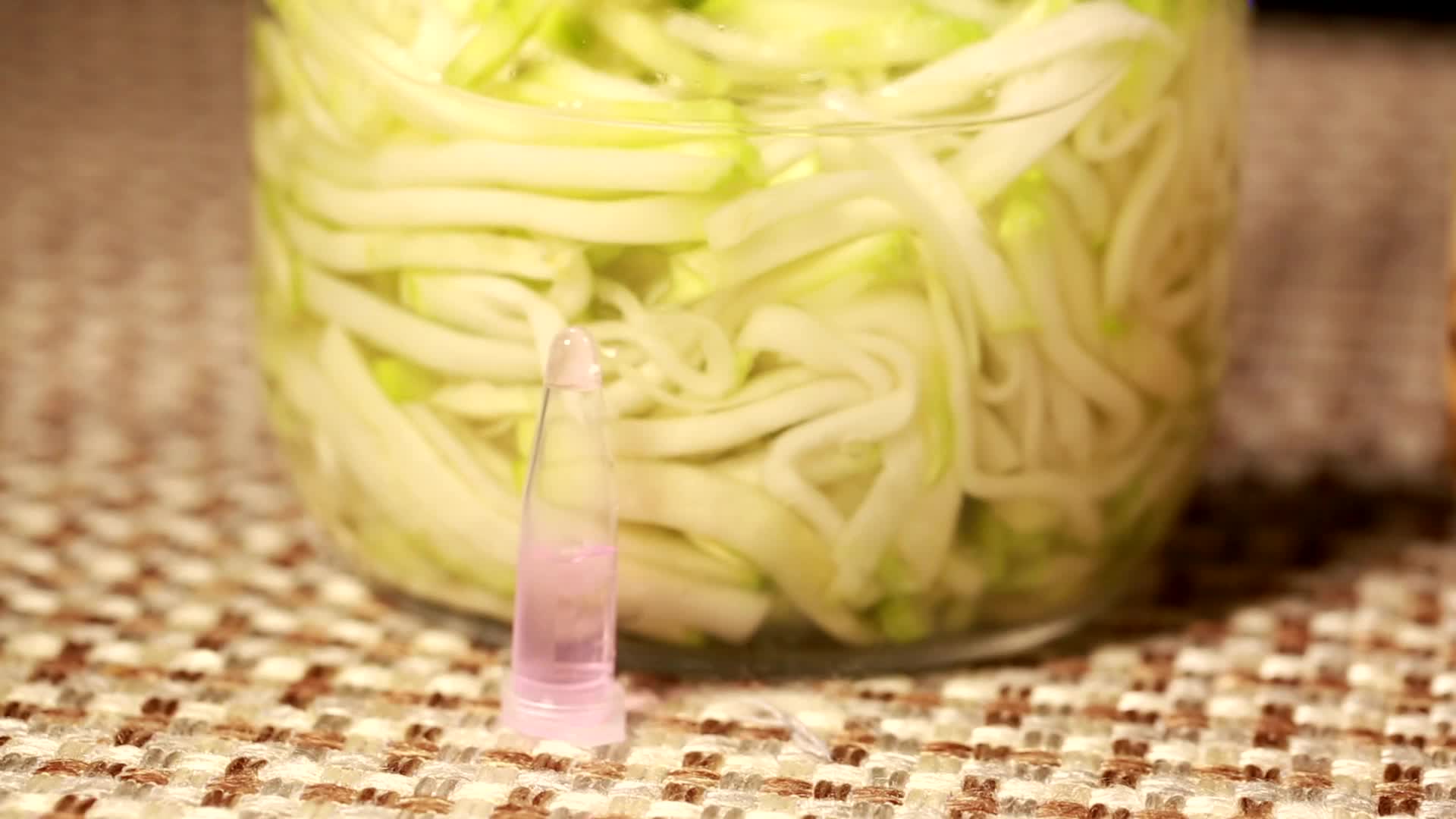 镜头合集腌制不同时间的榨菜亚硝酸盐含量视频的预览图
