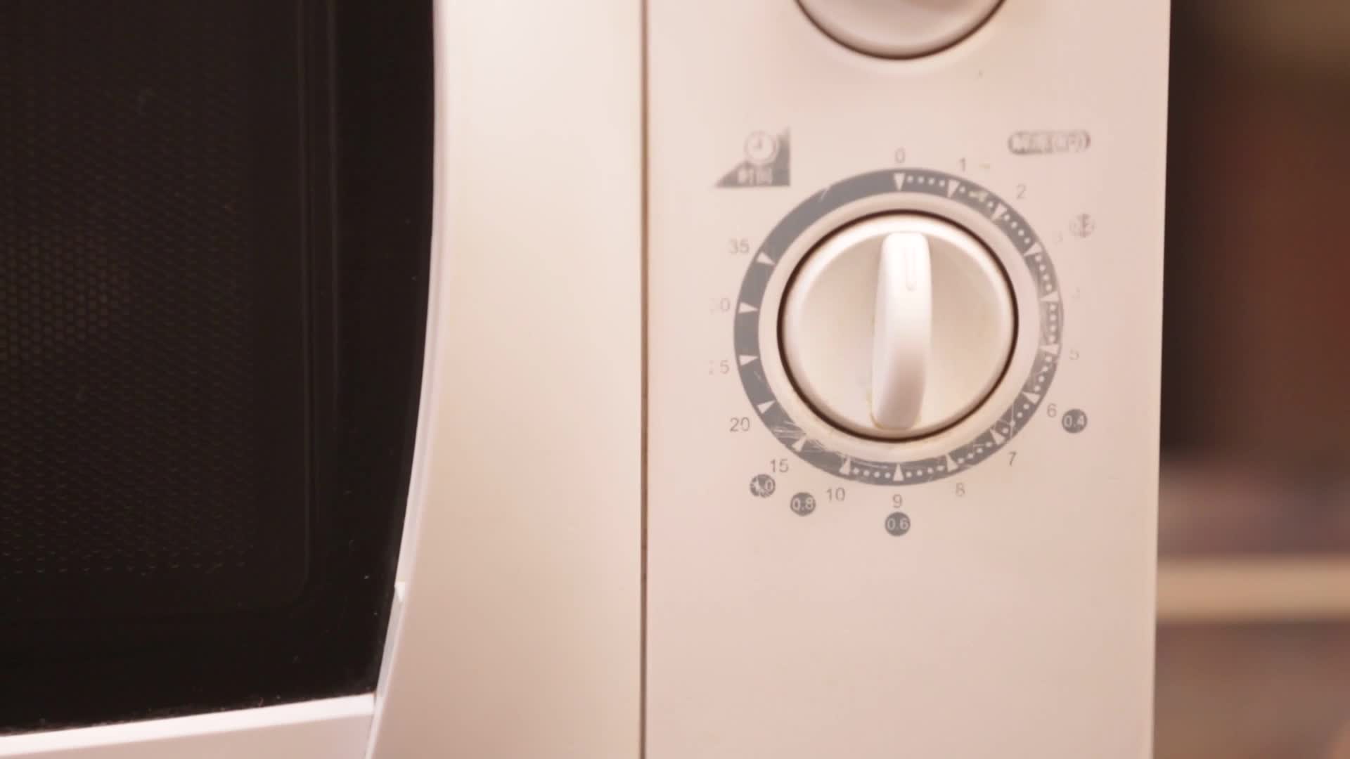 镜头合集使用厨房电器微波炉电烤箱视频的预览图
