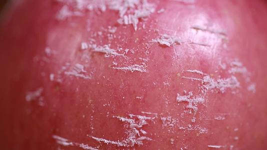 镜头合集水果刀刮红富士红苹果表面果蜡视频的预览图
