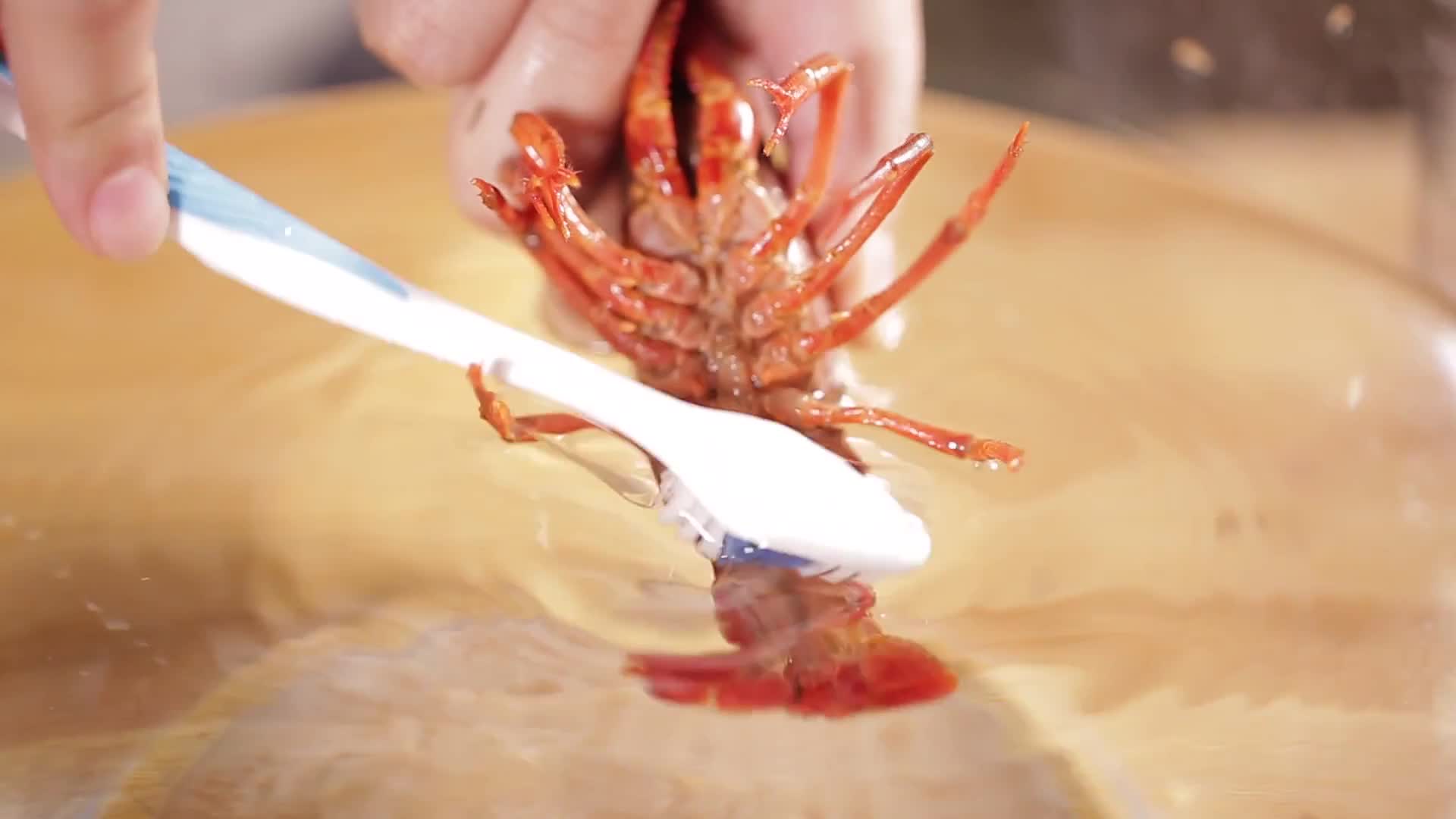 镜头合集牙刷清洗刷洗小龙虾视频的预览图