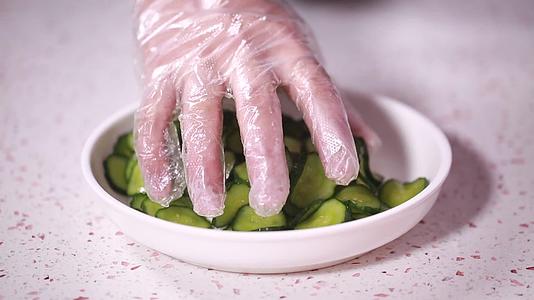镜头合集用盐腌制黄瓜片去水分做咸菜小菜视频的预览图