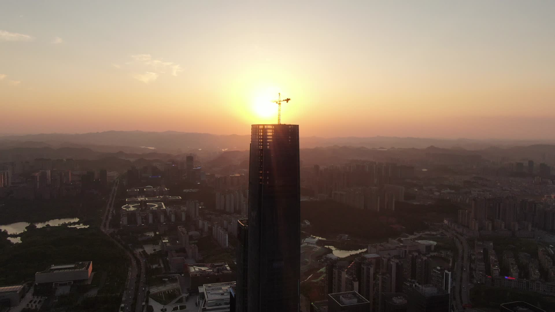 城市航拍商务建筑吊塔日落晚霞视频的预览图