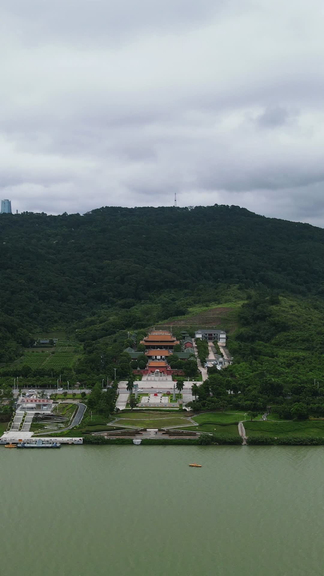 旅游景区南宁青秀山5A景区孔庙竖屏航拍视频的预览图