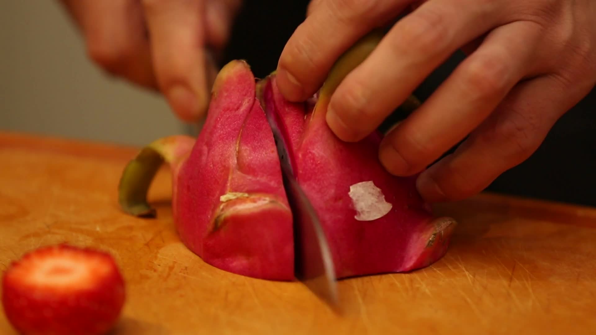 镜头合集厨师花刀切水果做鸡尾酒装饰视频的预览图