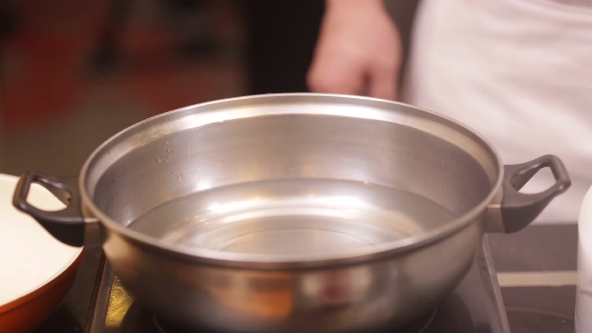镜头合集葱姜水煮五花肉视频的预览图