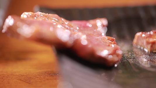 镜头合集多汁烤肉牛排肉质视频的预览图
