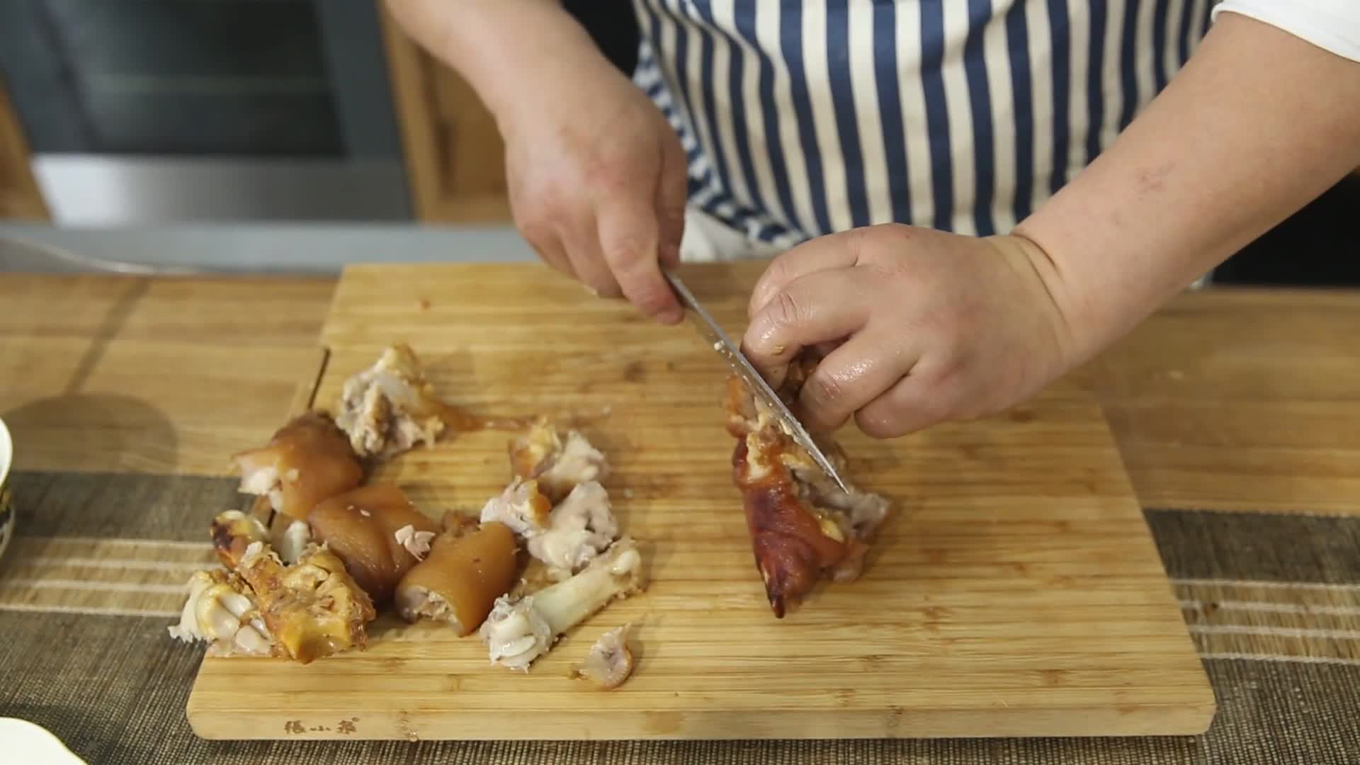 镜头合集厨师刀工给猪蹄剔骨全过程视频的预览图
