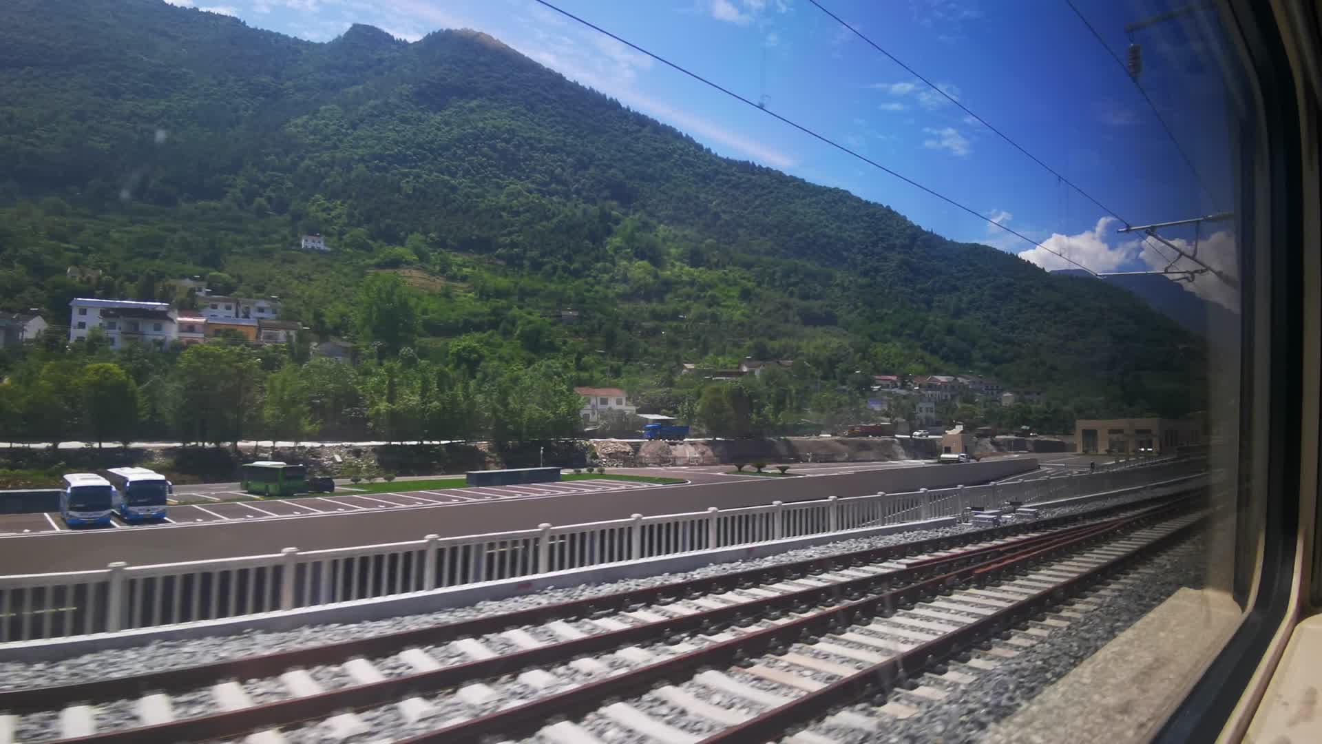 实拍旅途火车窗外风景视频的预览图