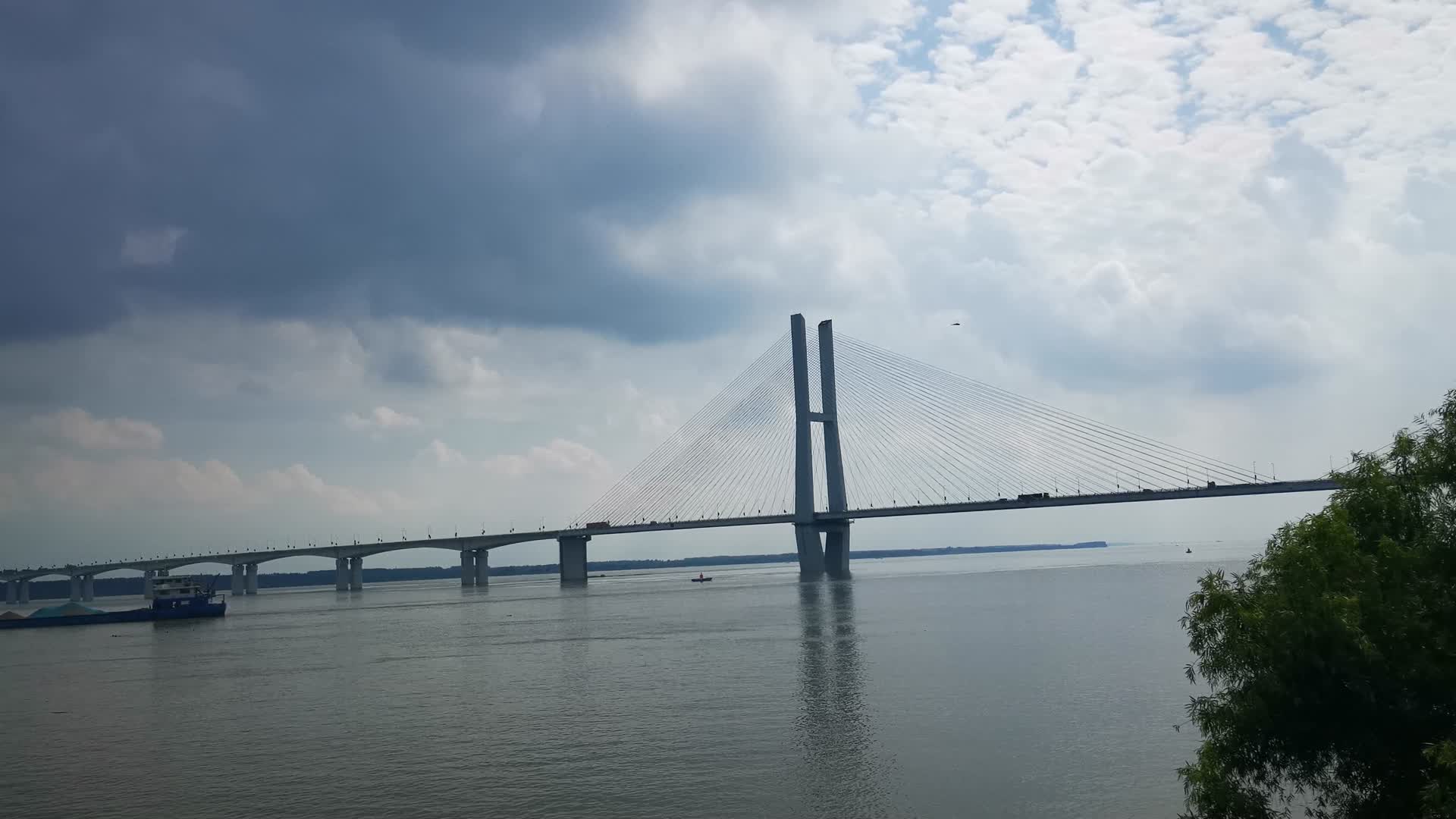 湖北荆州长江大桥风光实拍视频的预览图