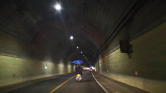 第一视角车辆过隧道视频的预览图