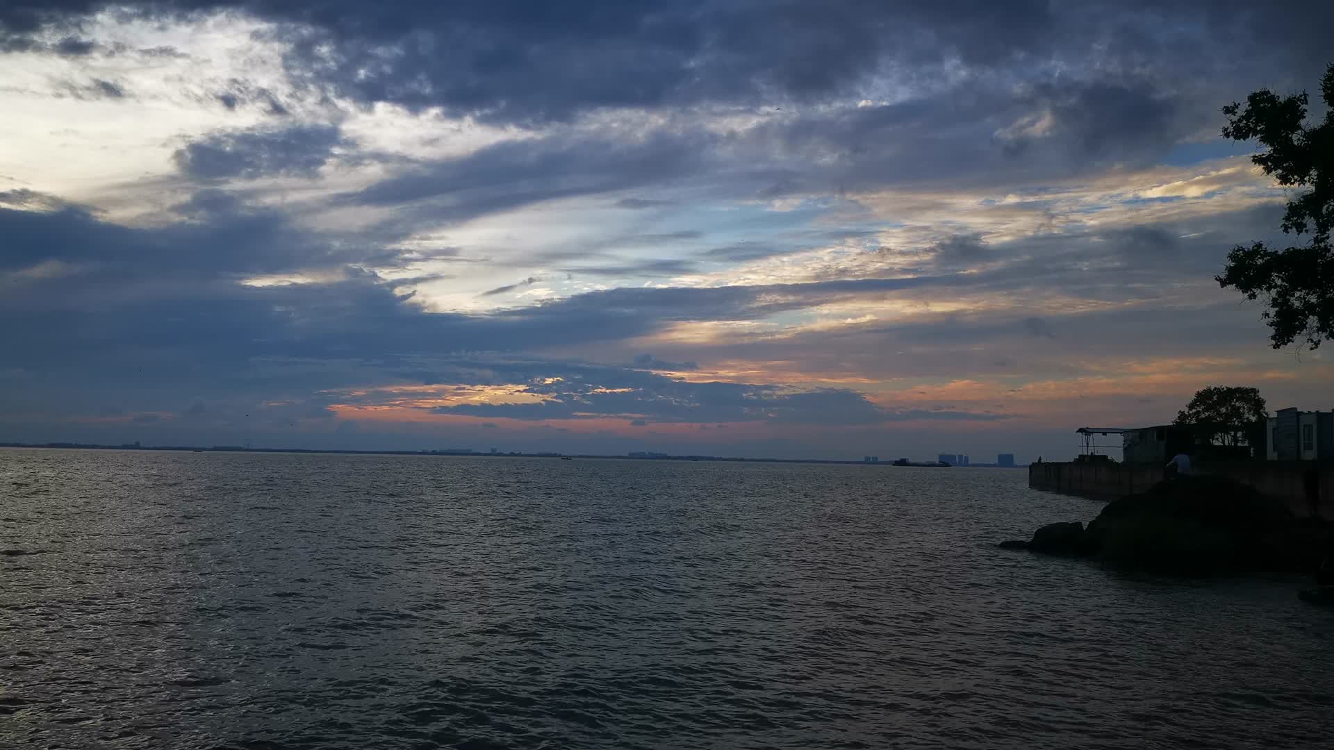 湖面唯美日落晚霞实拍视频的预览图