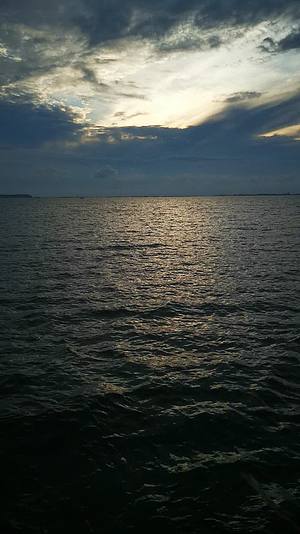 湖面唯美日落晚霞实拍视频的预览图