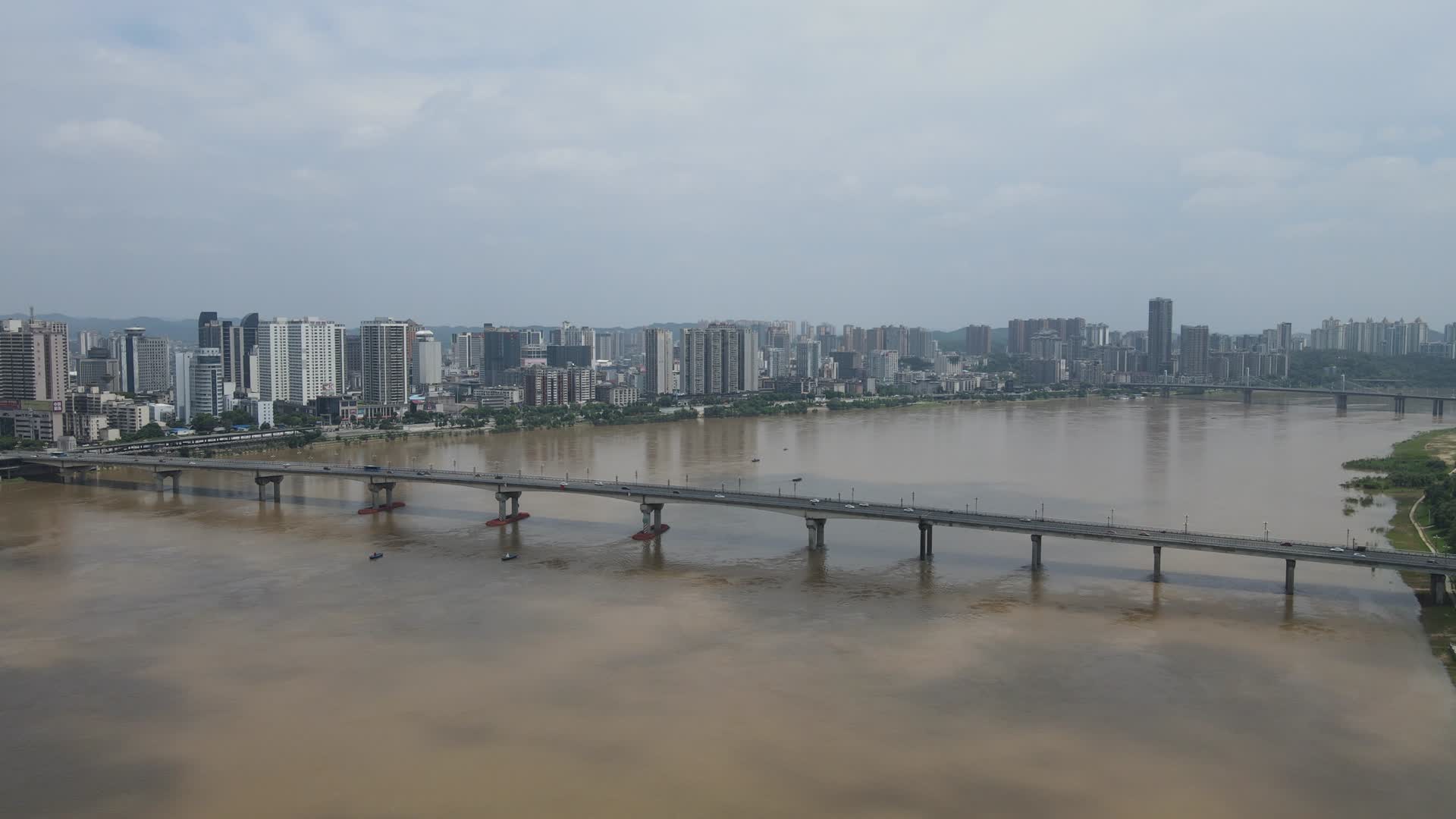 城市航拍湖南株洲石峰大桥视频的预览图