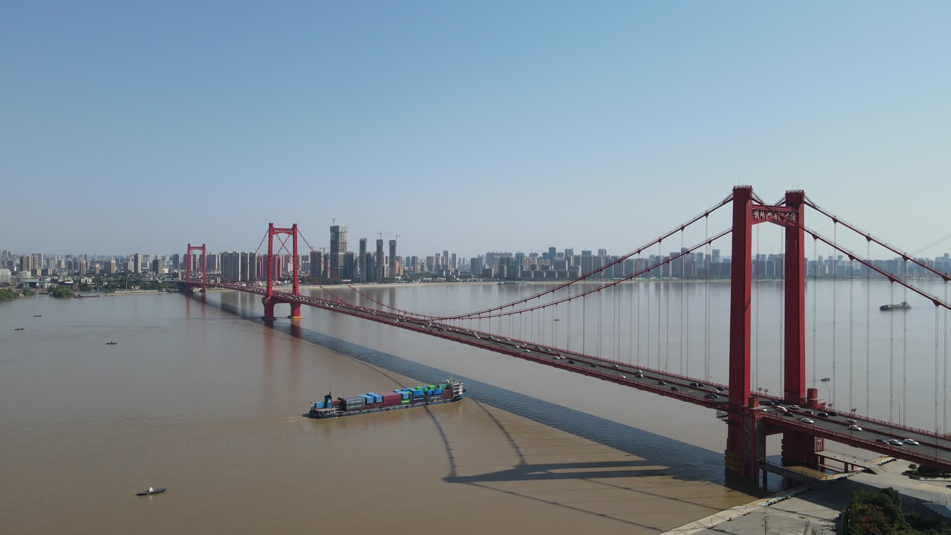 城市航拍武汉长江鹦鹉洲大桥视频的预览图