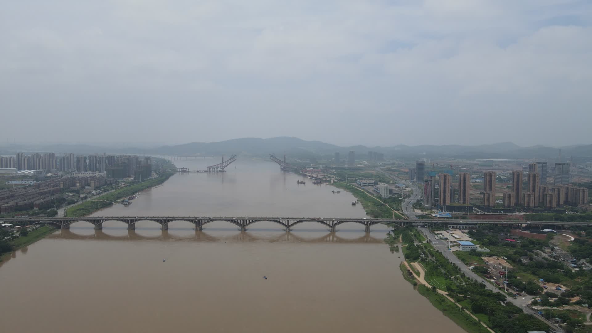 航拍湖南株洲石峰大桥视频的预览图