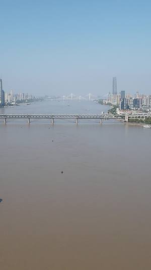 城市航拍武汉长江大桥交通地标视频的预览图