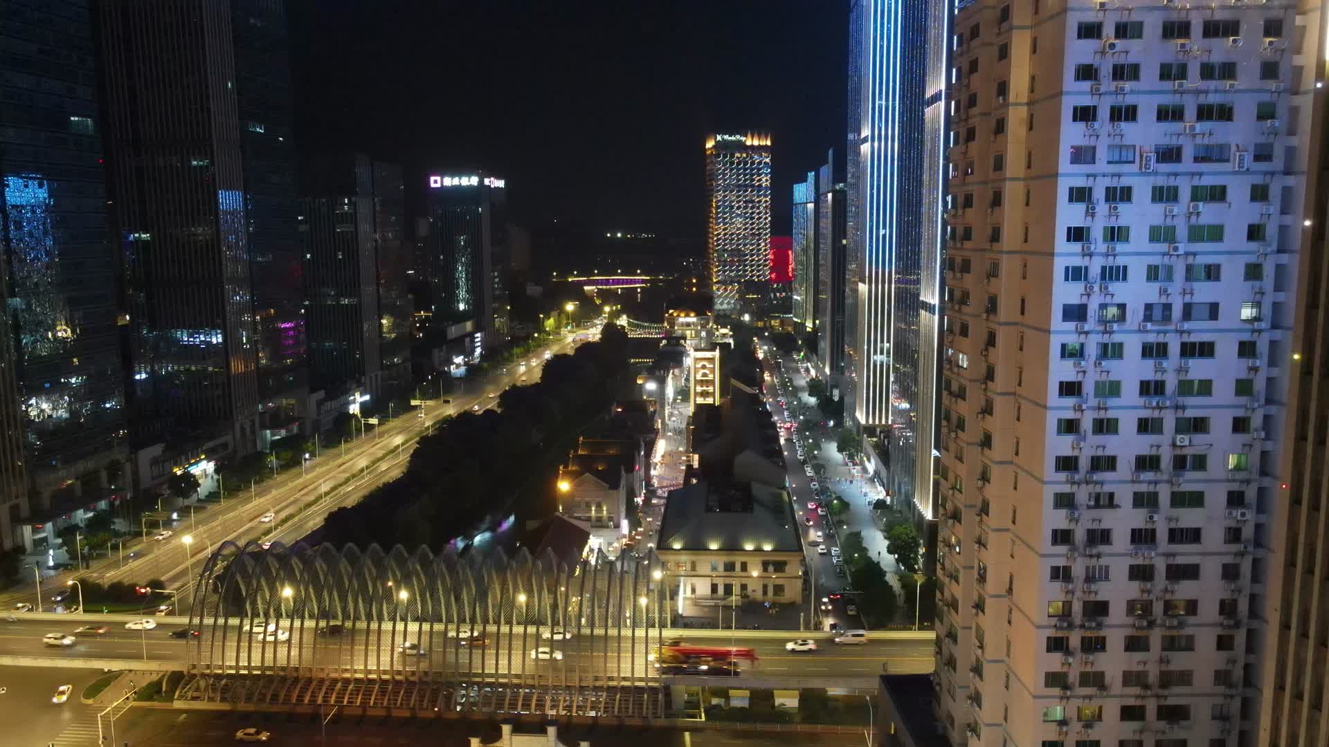 城市航拍武汉楚河汉街商业步行街夜景视频的预览图