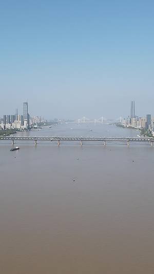 城市航拍武汉长江大桥交通地标视频的预览图