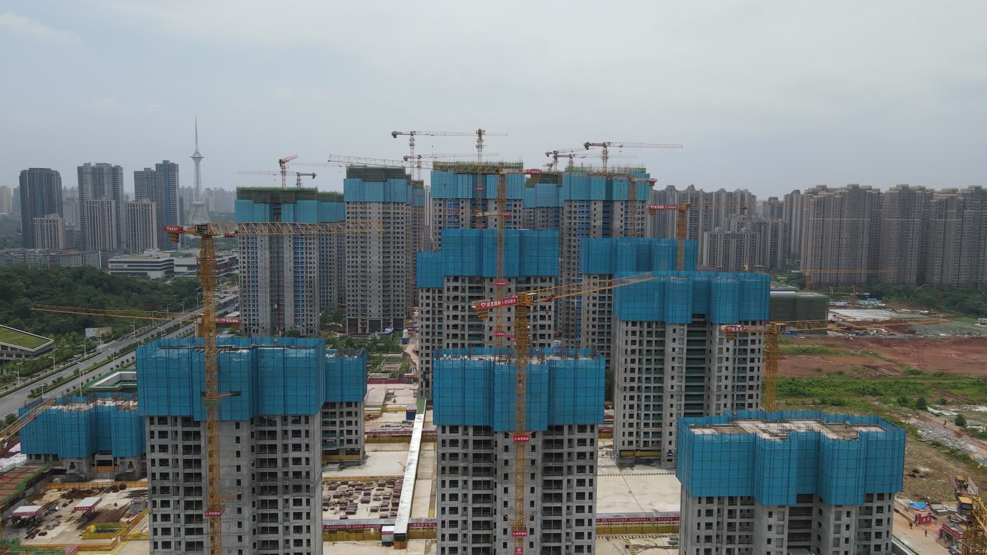 航拍城市高楼建设房地产施工工地视频的预览图