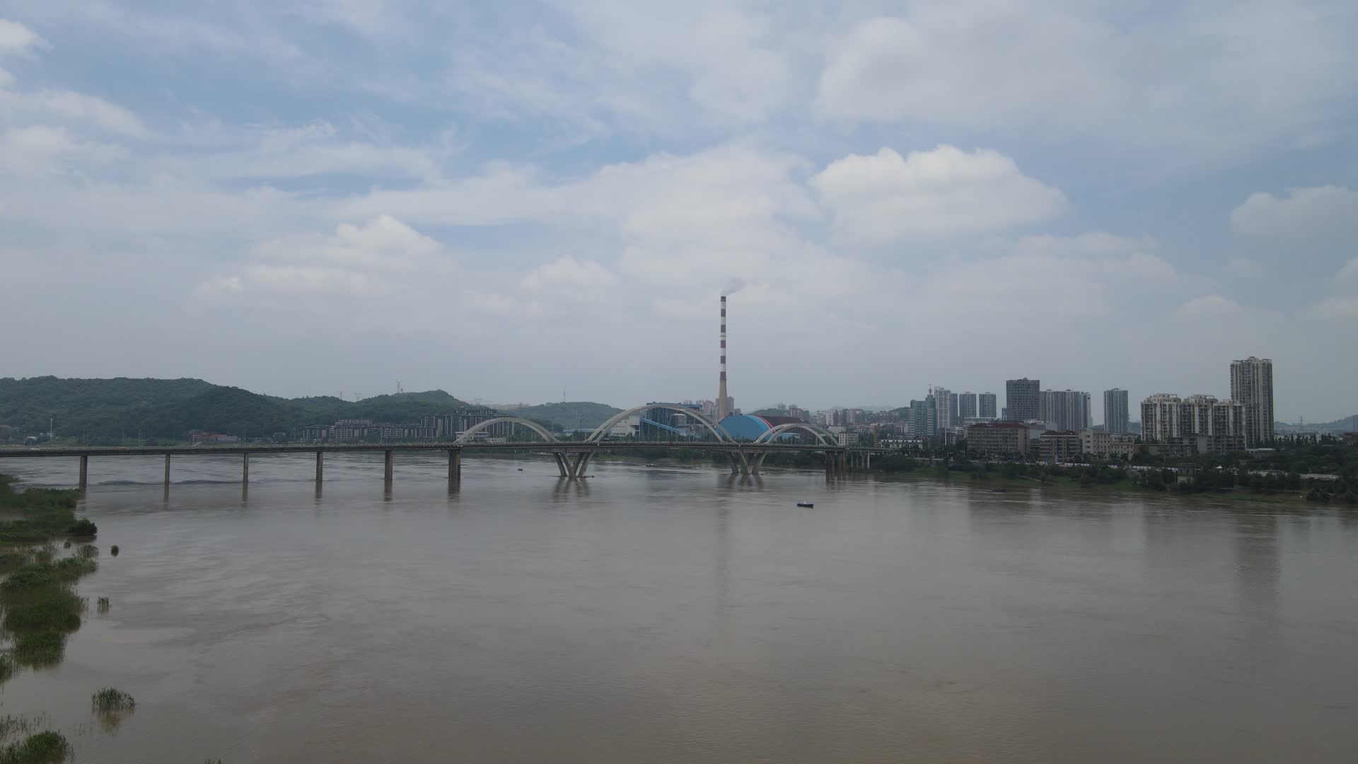 城市航拍湖南株洲湘江跨江桥路视频的预览图