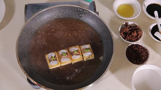 镜头合集烧制红烧豆腐盒子视频的预览图
