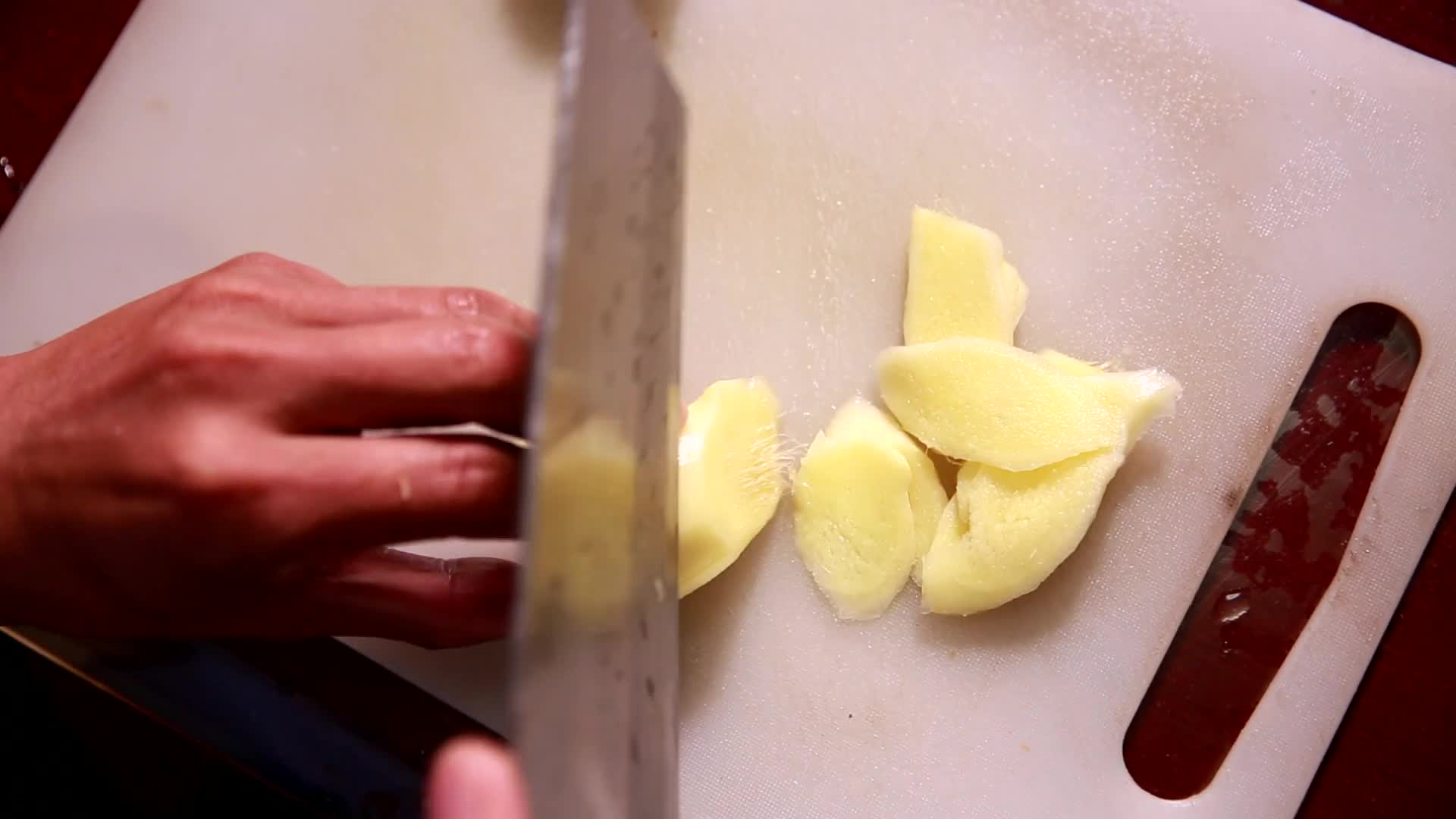 镜头合集清洗生姜削皮切姜片视频的预览图