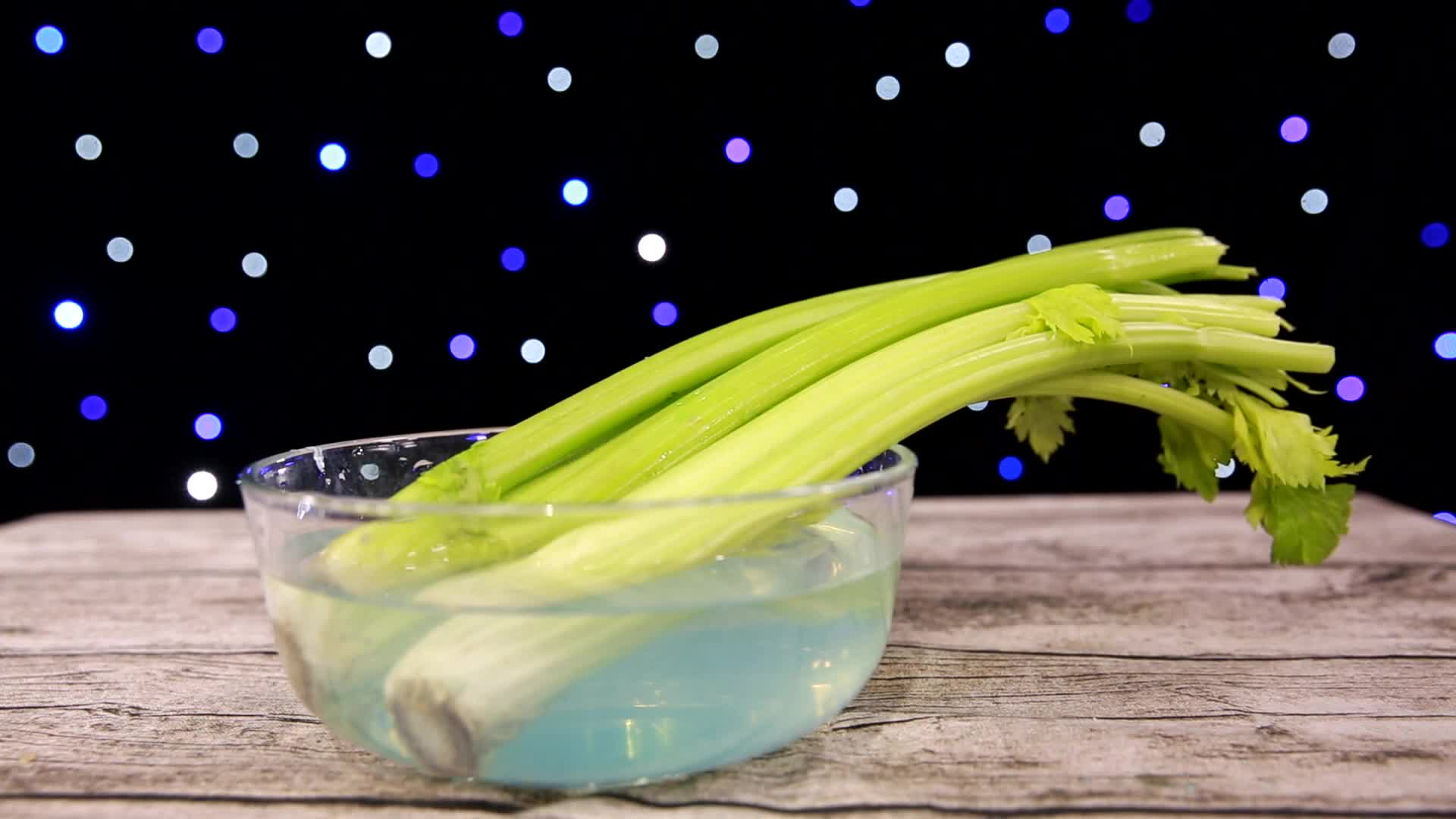 镜头合集清水稀释硫酸铜保鲜剂浸泡芹菜视频的预览图