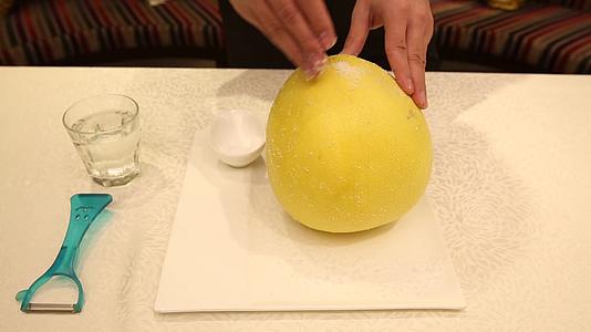 镜头合集清洗柚子皮视频的预览图