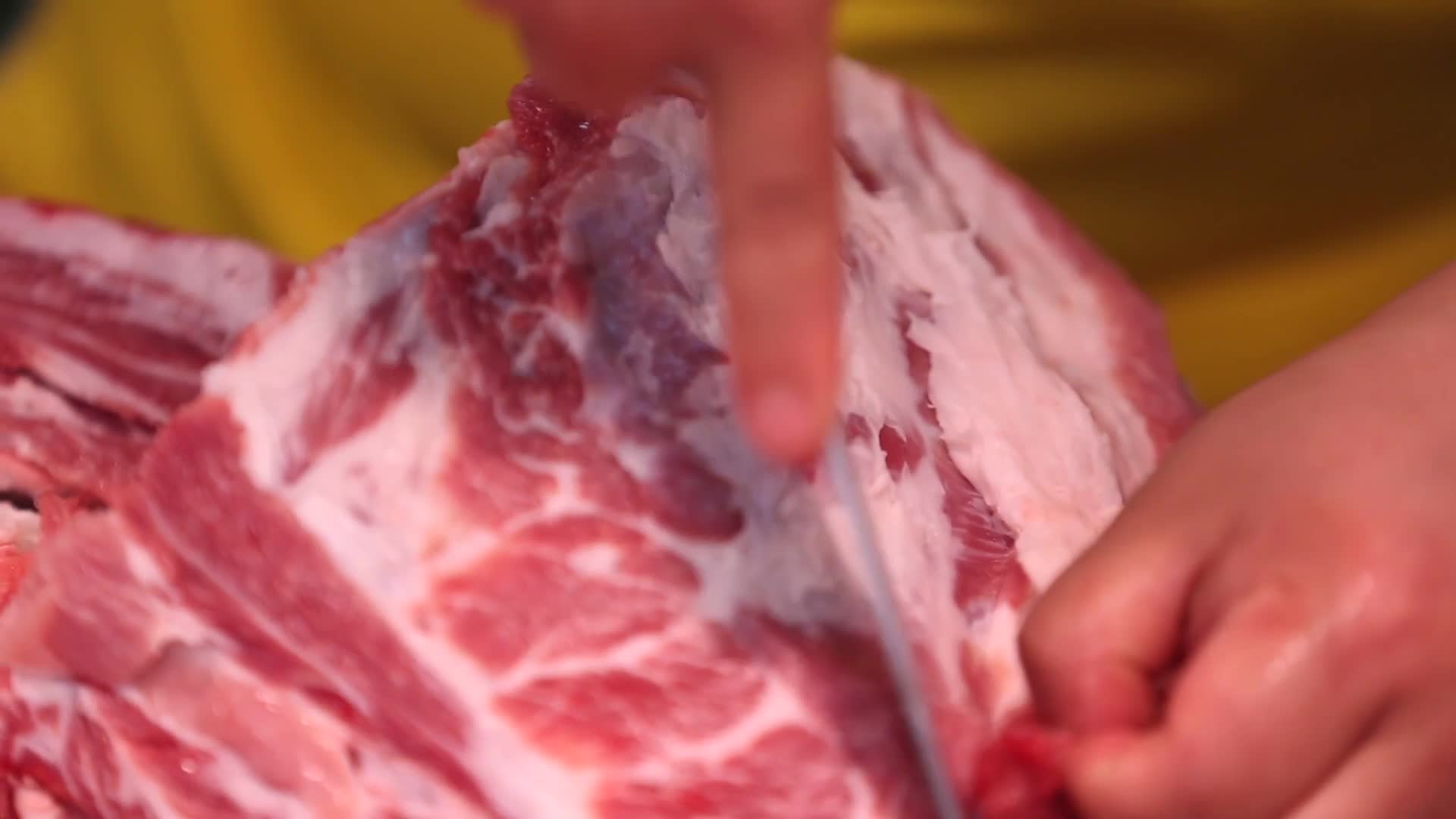 镜头合集肉类市场卖猪肉视频的预览图