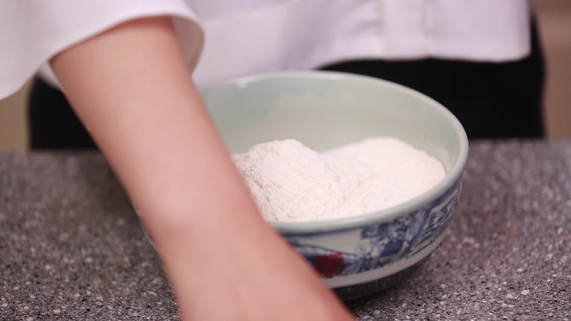 镜头合集青花瓷碗筷子烫面和面揉面视频的预览图