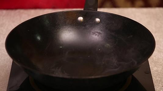 镜头合集热锅凉油加底油葱姜蒜炝锅视频的预览图