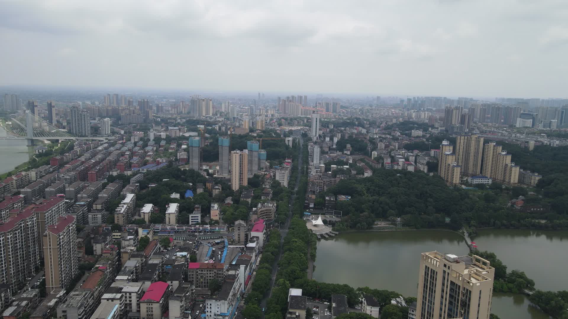 城市航拍航拍湖南益阳秀峰湖视频的预览图