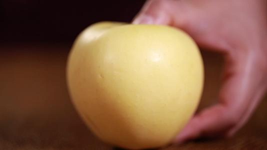 镜头合集水果刀刮黄香蕉黄苹果视频的预览图
