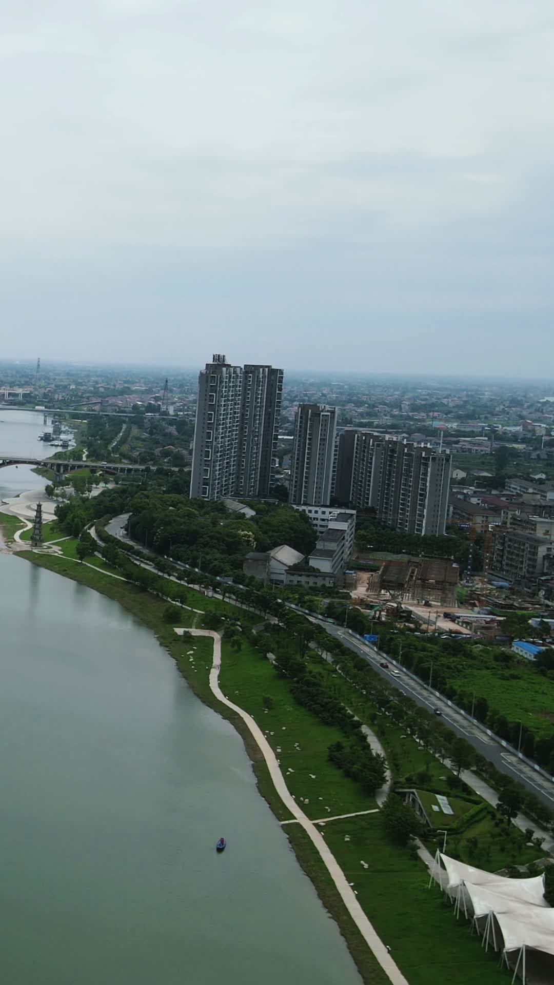 城市航拍湖南益阳沿江风光带竖屏视频的预览图
