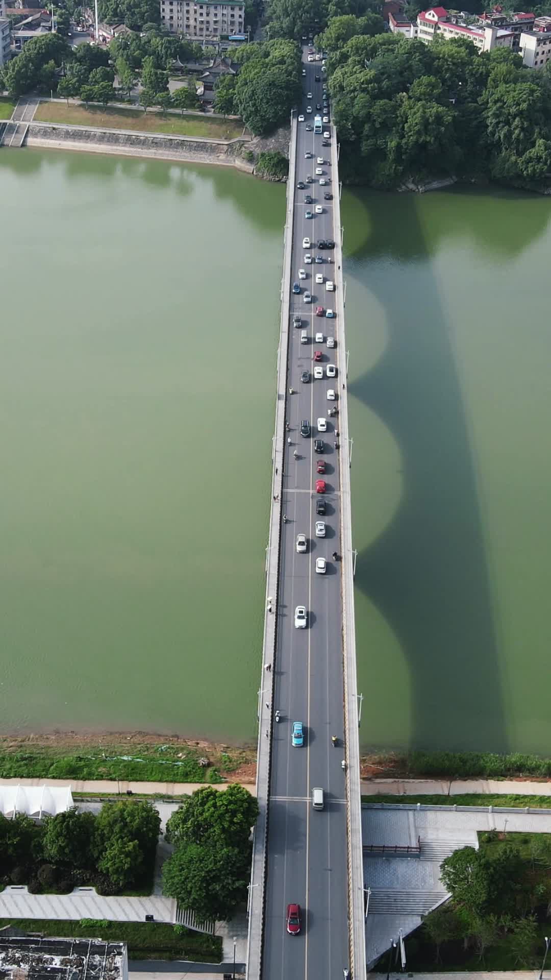 湖南益阳资江一桥交通竖屏航拍视频的预览图