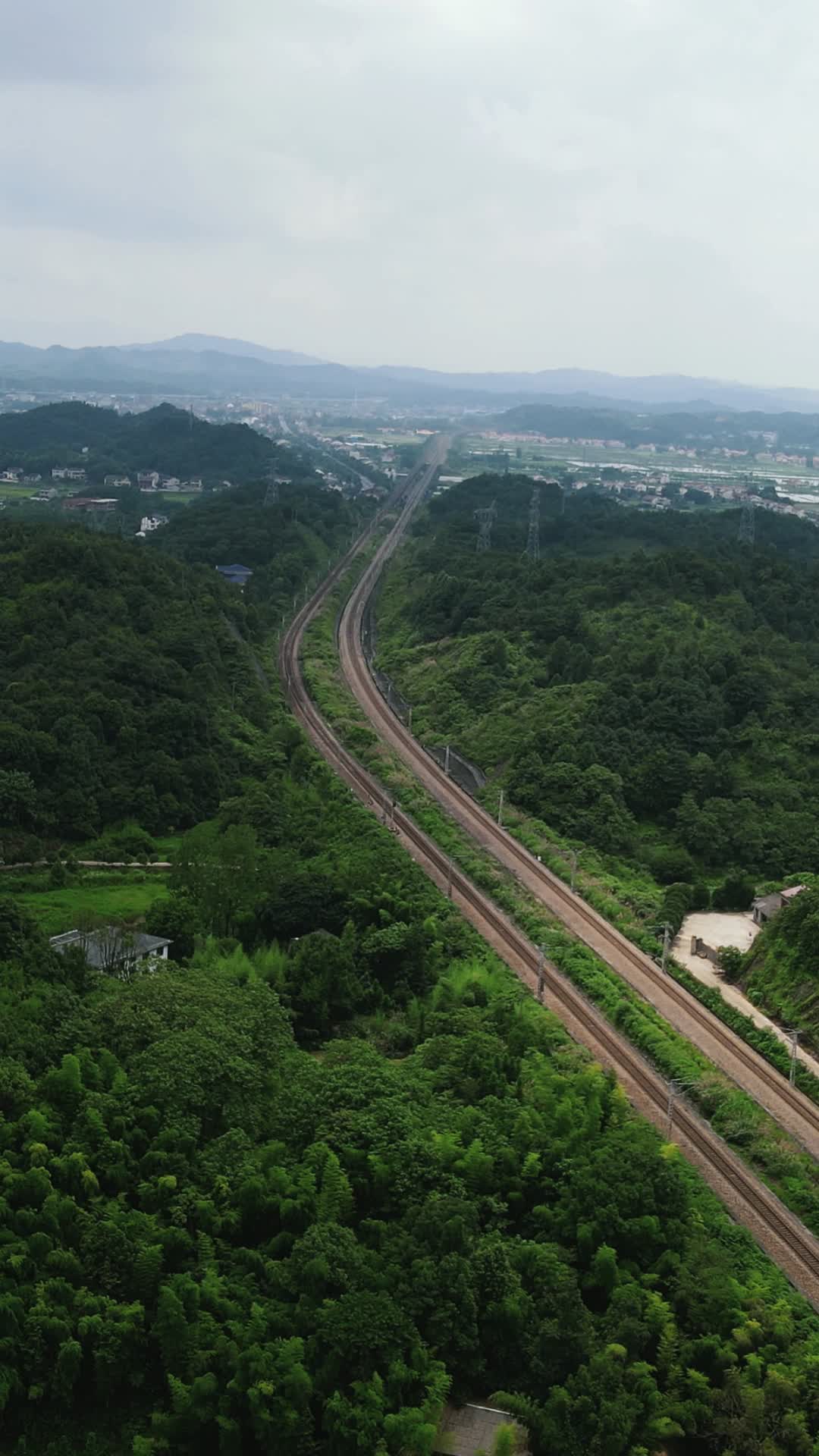 火车轨道交通运输竖屏航拍视频的预览图